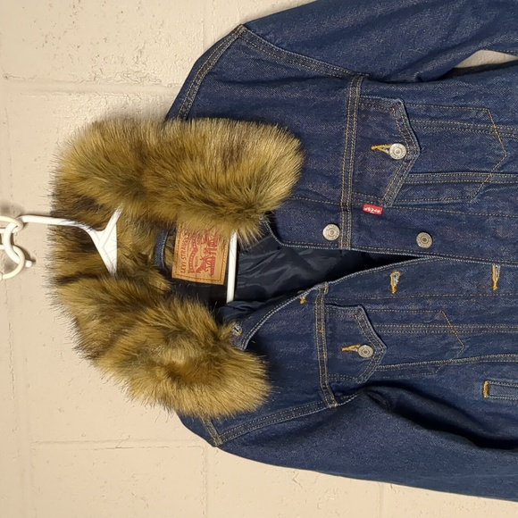 Levi's Women's Dark Wash Denim Jacket Ex Boyfriend Fur Collar Trucker Jacket EUC - Picture 2 of 6
